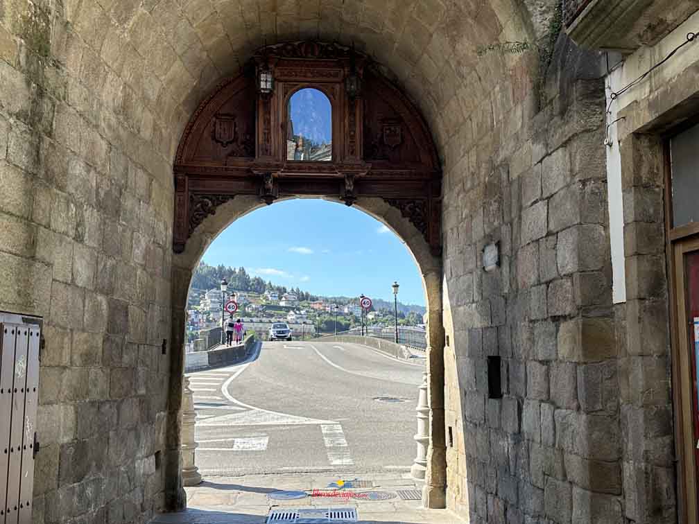 Escudos de la Puerta de Carlos V