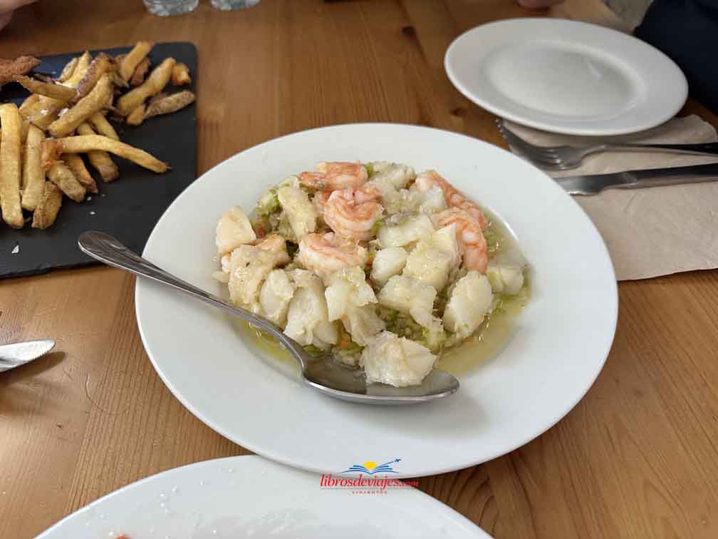 Restaurante El Tesón en el puerto de Figueras con vistas a la ría del Eo