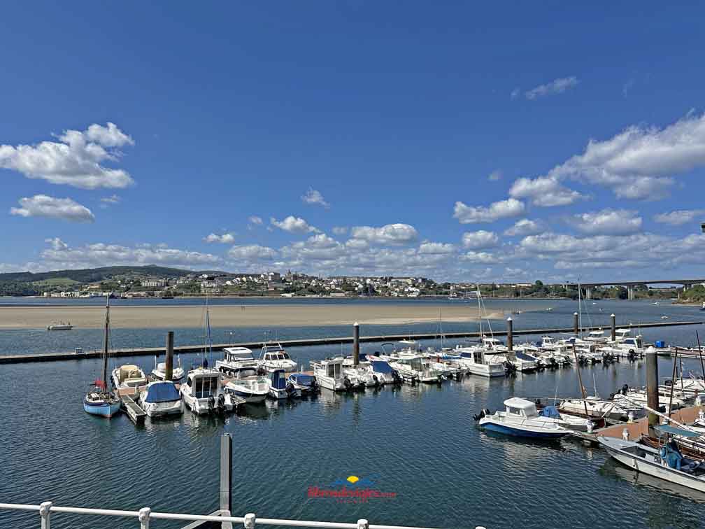 Restaurante El Tesón en el puerto de Figueras con vistas a la ría del Eo