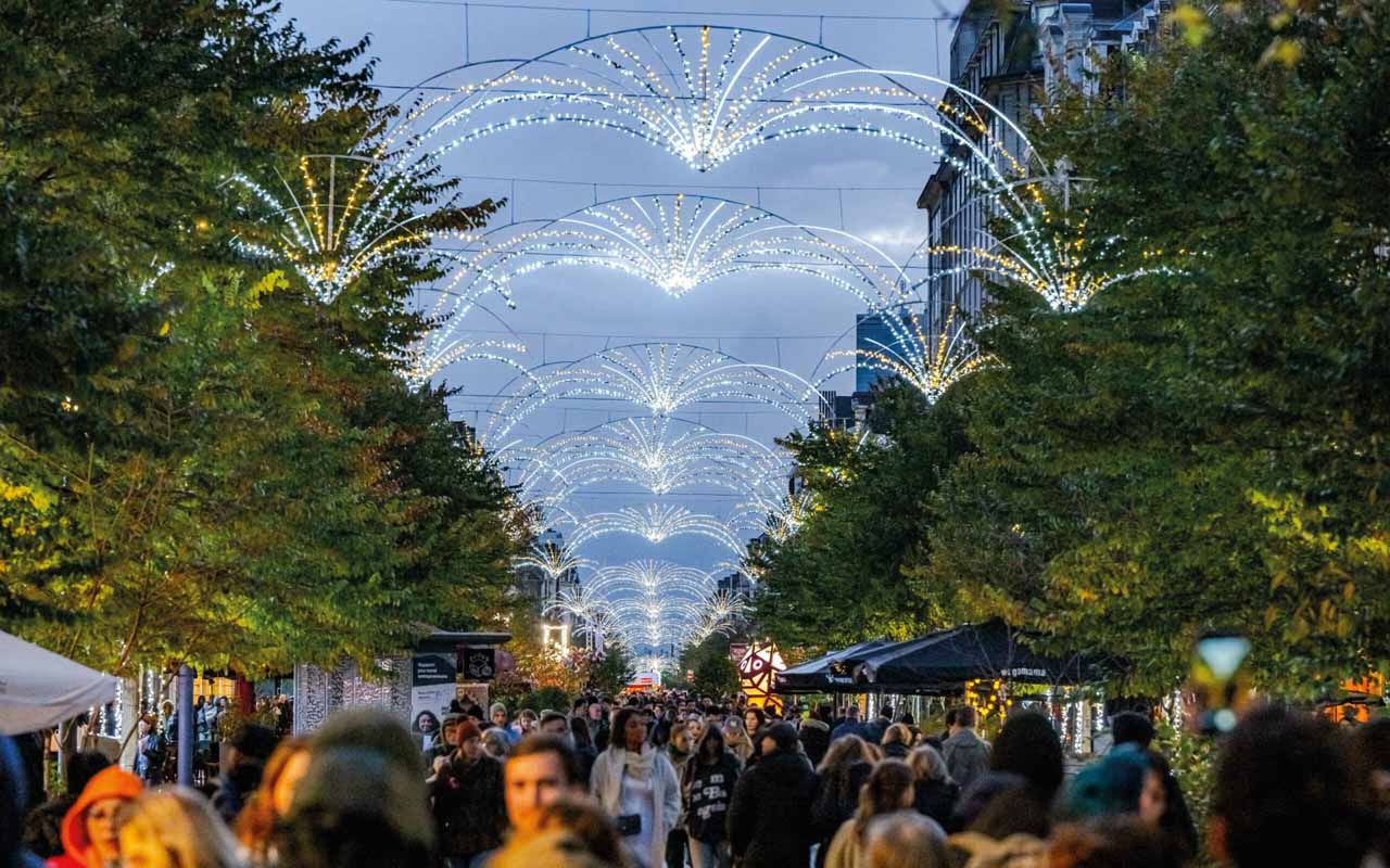 Casetas y noria del mercado navideño Winter Wonders de Bruselas