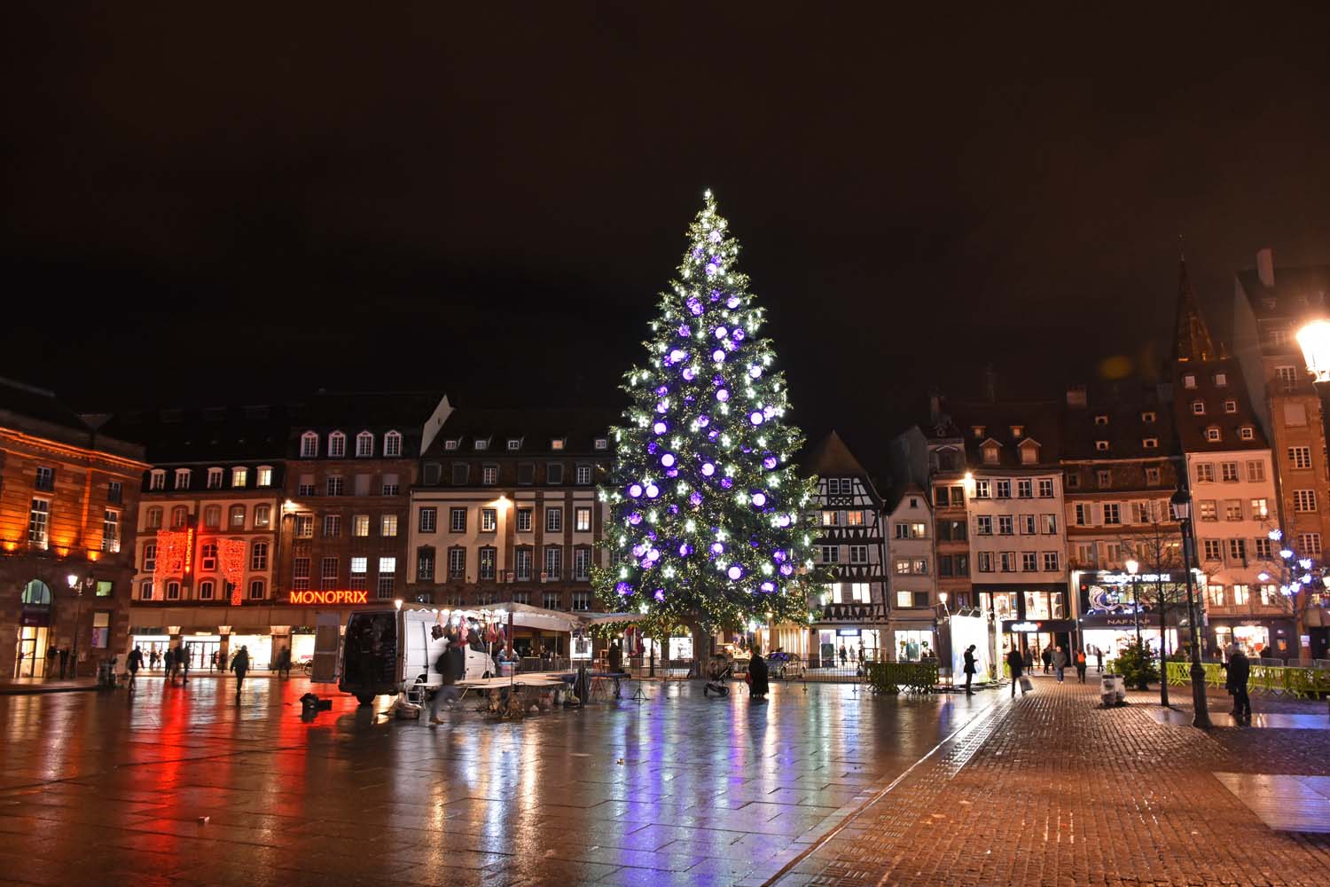 Gran árbol de Navidad de la Place Kléber en Estrasburgo