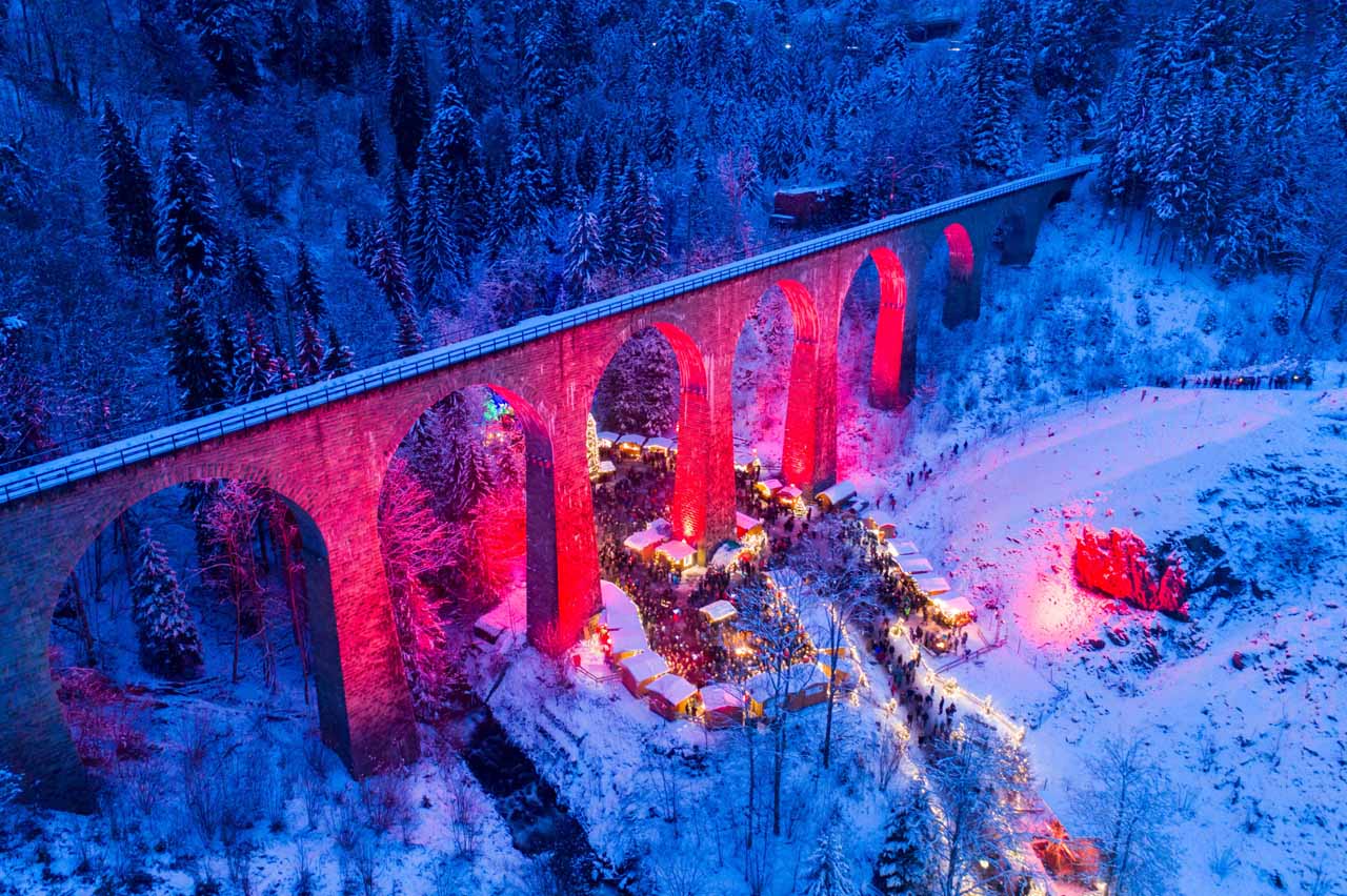 Mercado navideño de Ravennaschlucht bajo el viaducto de la Selva Negra