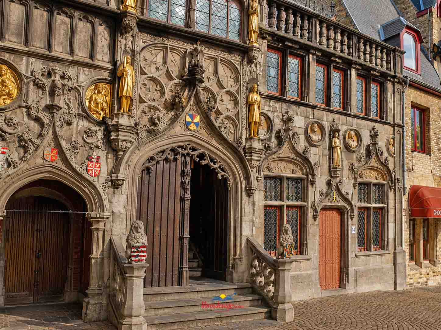 8 lugares que ver en Brujas Exterior de la Basílica de la Santa Sangre en Brujas
