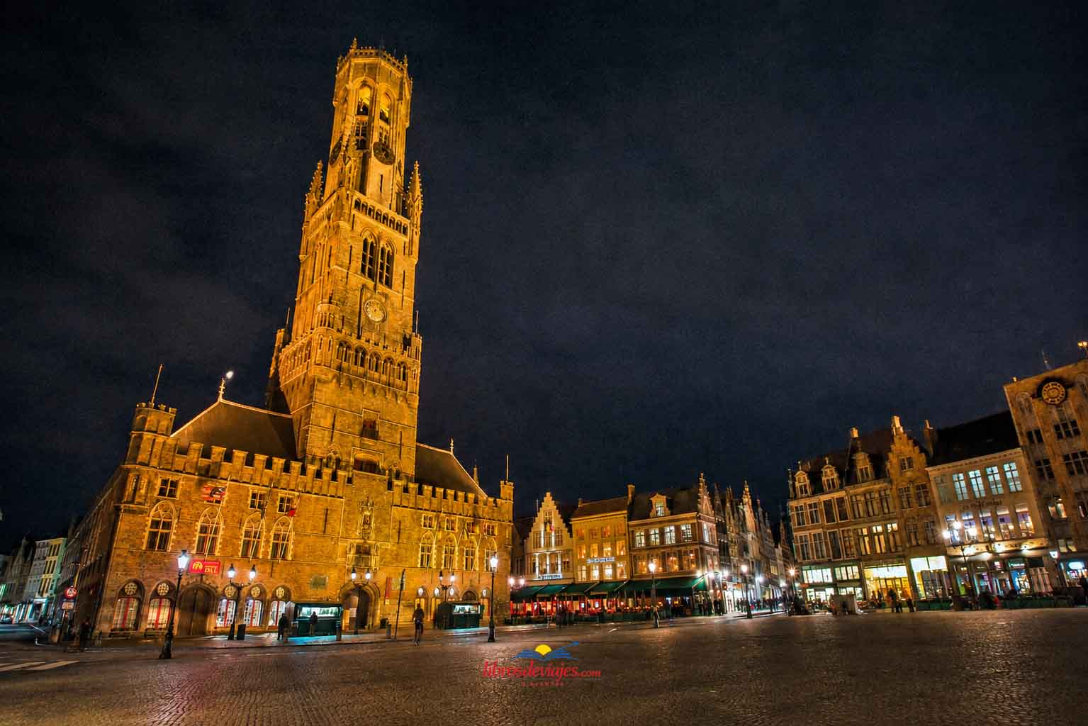 8 lugares que ver en Brujas Campanario Belfort de Brujas de noche