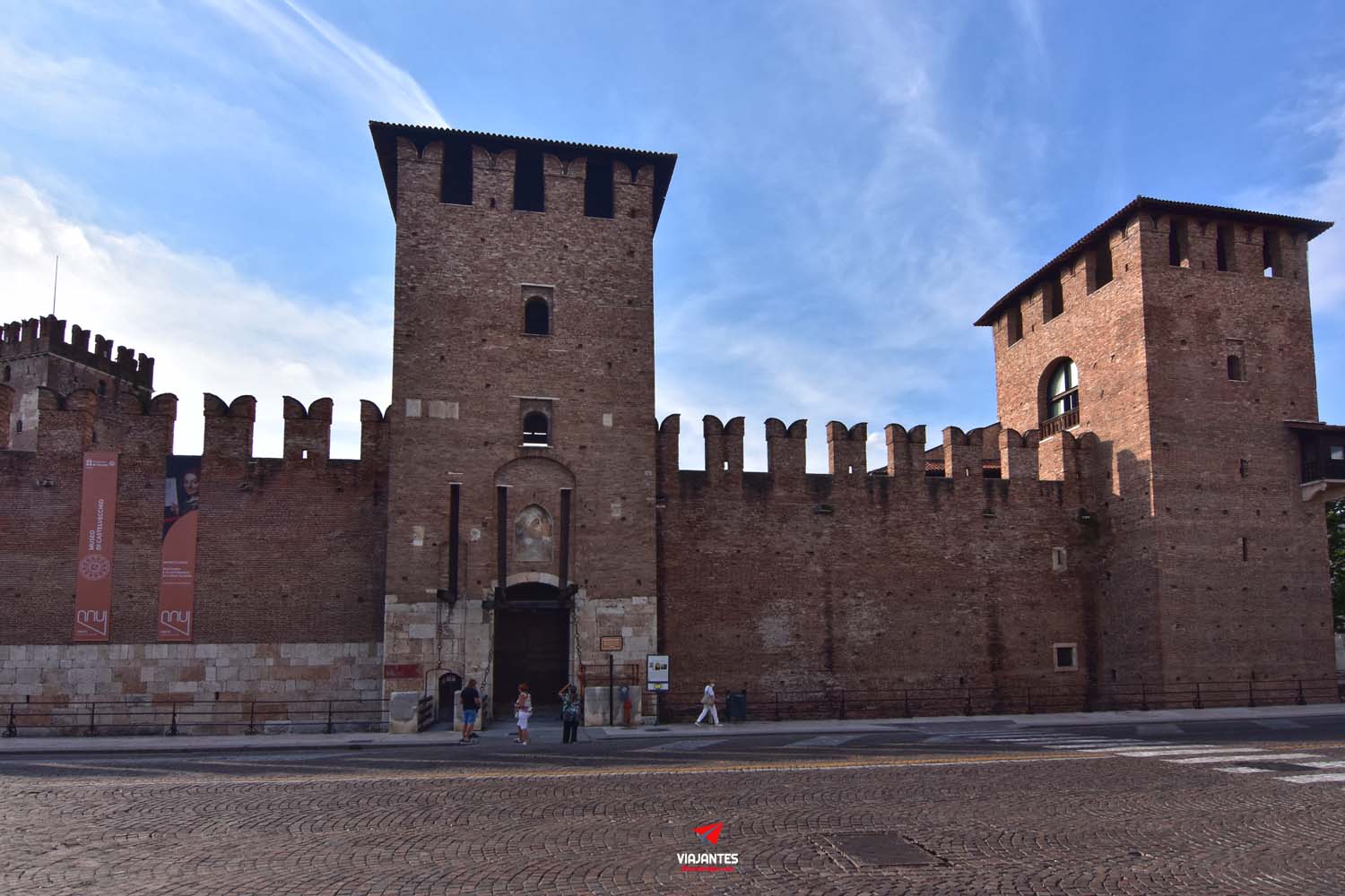 Castelvecchio de Verona con sus torres y murallas de ladrillo rojo