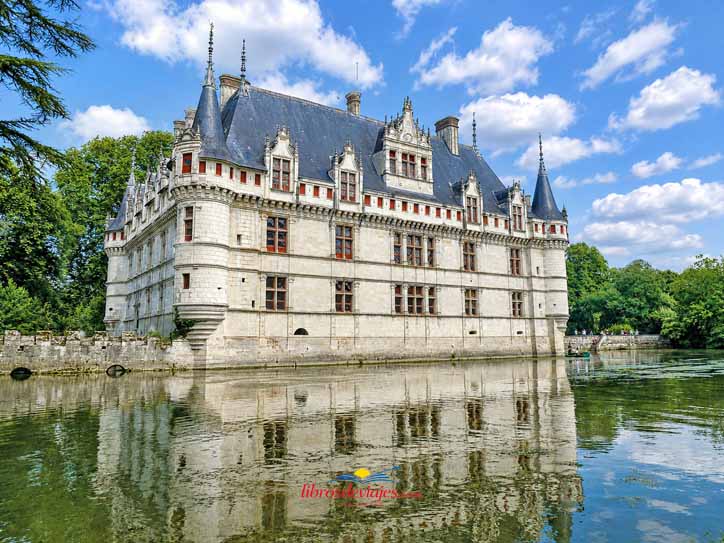 El Château de Azay-le-Rideau sobre el río Indre