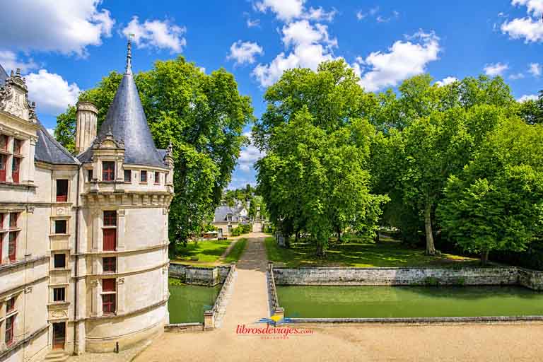 Vista del exterior del Château de Azay-le-Rideau desde la escalea de honor