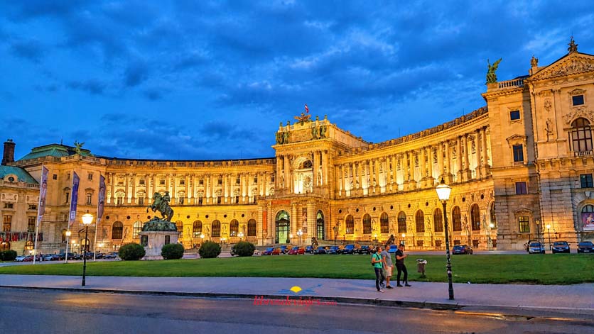 El Palacio de Hofburg al anochecer