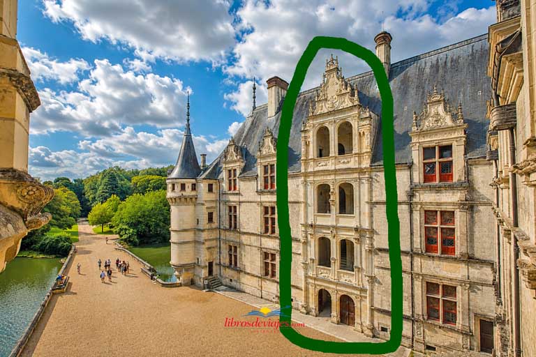 Vista exterior de la escalera central de Azay-le-Rideau