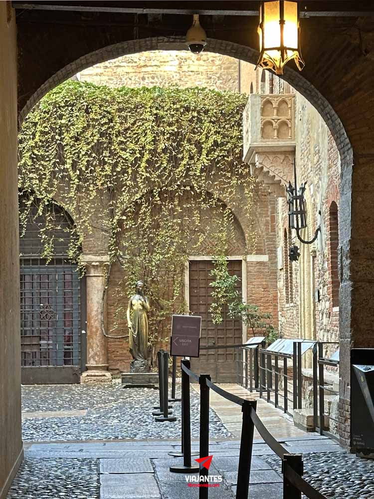 Patio de la Casa de Julieta en Verona con el famoso balcón