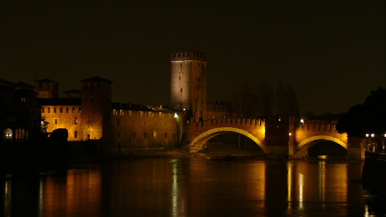 Puente de Castelvecchio sobre el río Adigio en Verona