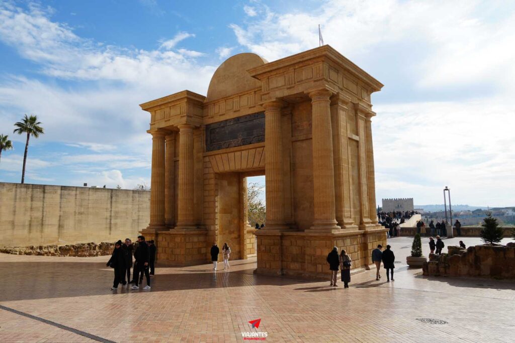 12 lugares que ver en Córdoba Puerta del Puente Romano