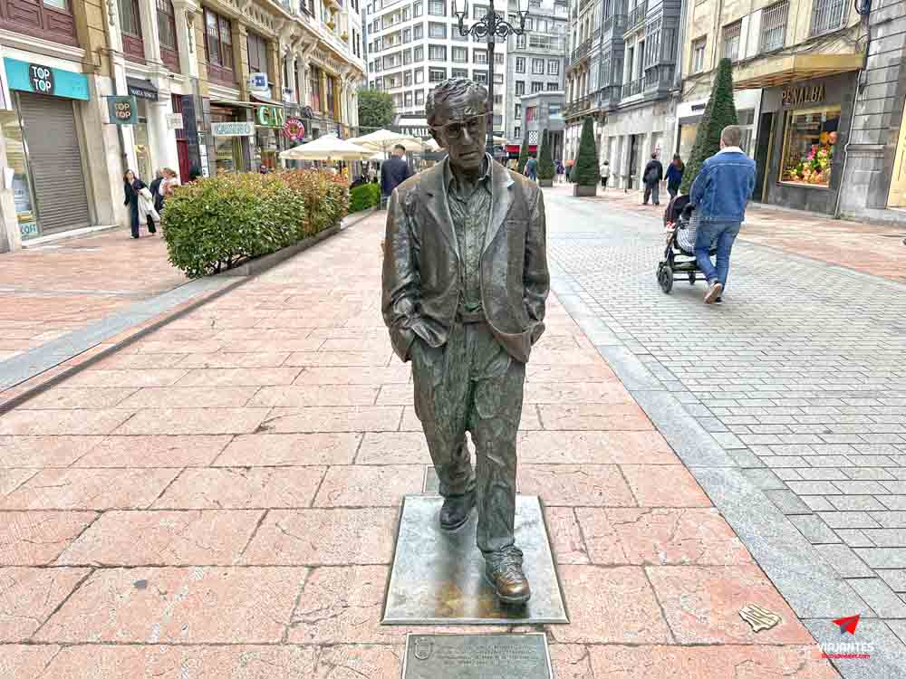 12 lugares que ver en Oviedo Escultura Woody Allen