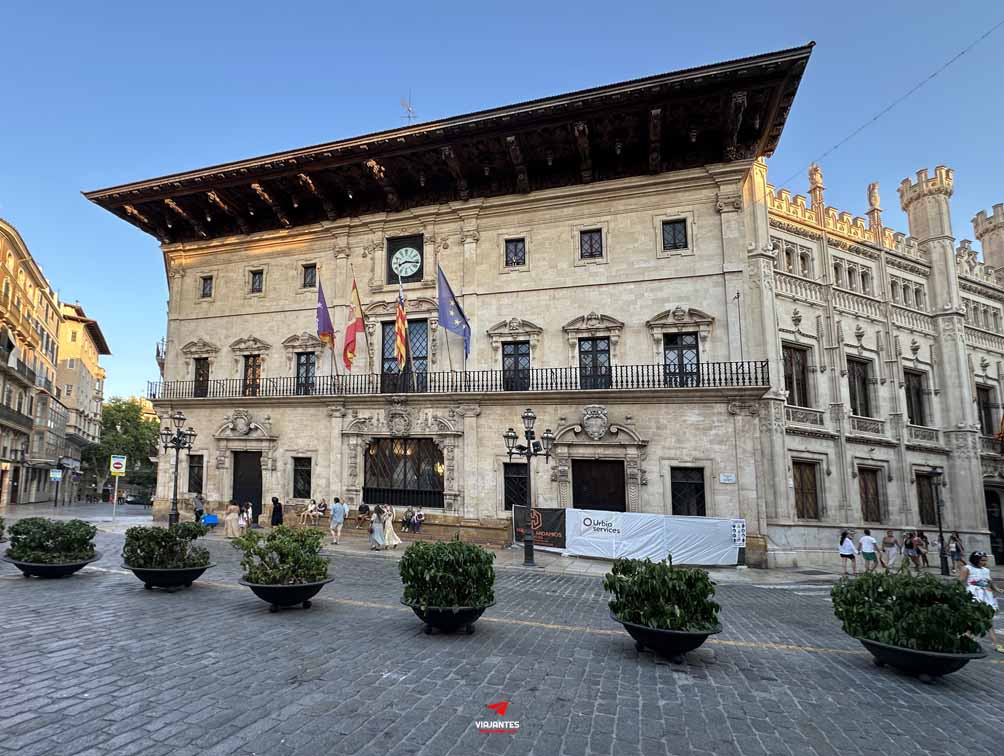 18 lugares que ver en Palma de Mallorca 27 18 lugares que ver en Palma Plaza des Cort Ayuntamiento