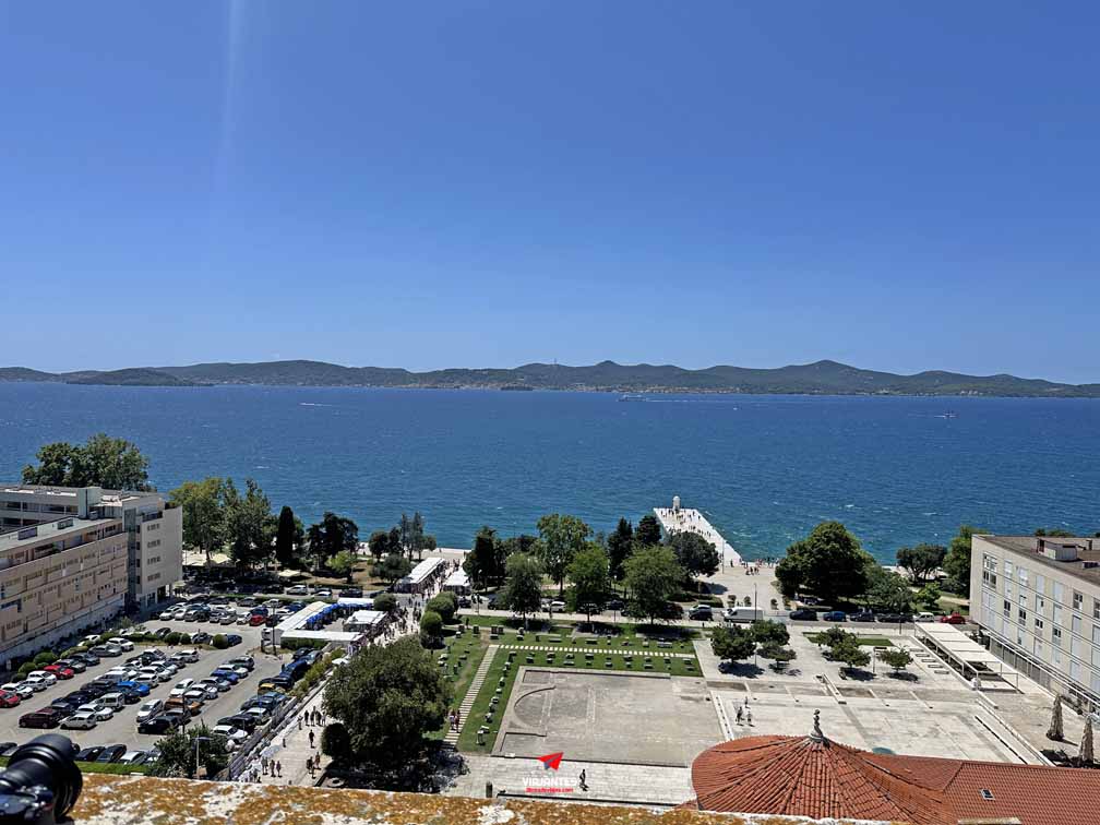 18 lugares que ver en Zadar Muelle y faro del paseo maritimo