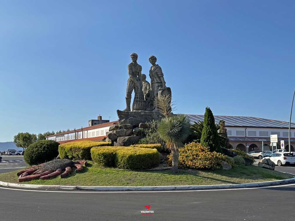 11 lugares que ver en O Grove: playas y gastronomía 4 11 lugares que ver en O Grove escultura familia mariscadora