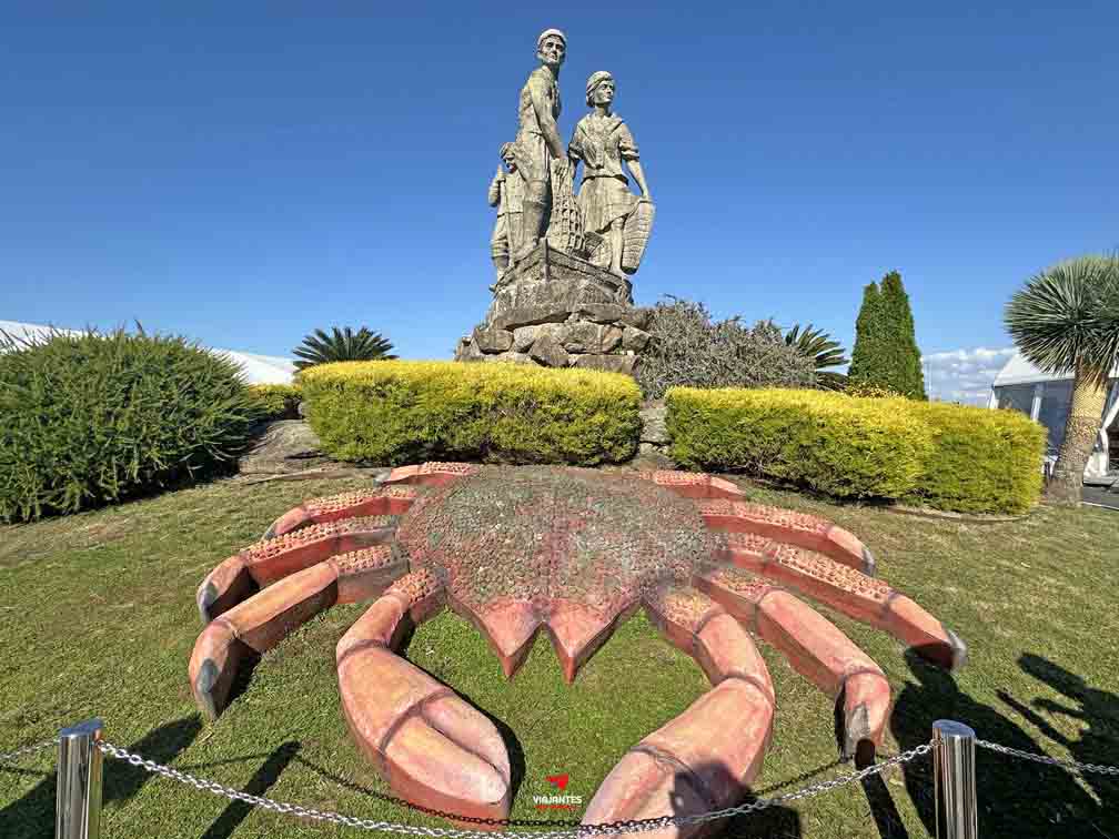 11 lugares que ver en O Grove Escultura familia mariscadora