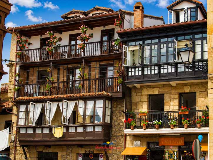 Balcones floridos en Santillana del Mar