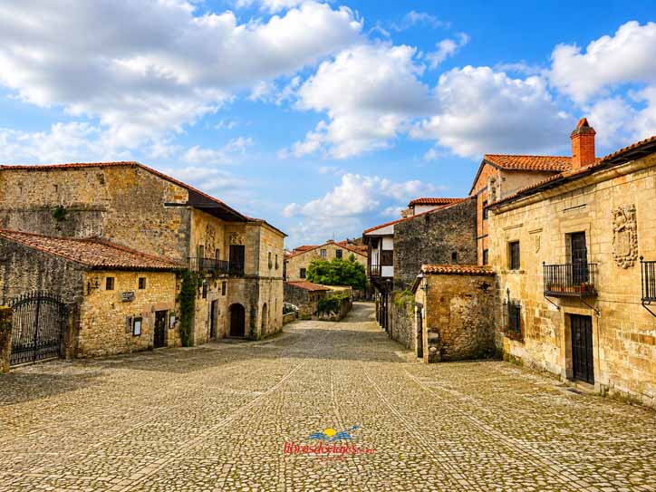 Plaza Abad Francisco Navarro en Santillana del Mar