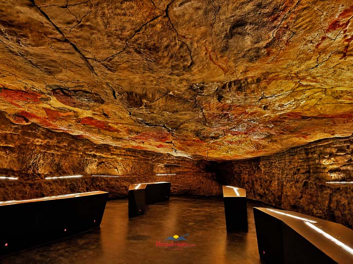 Reproducción de la Sala de los Polícromos en la Neocueva de Altamira