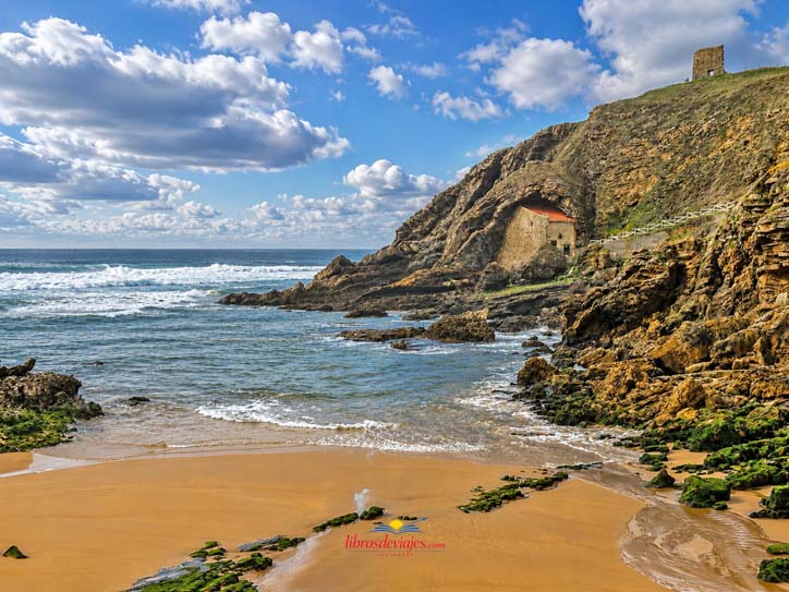 Torre de San Telmo y playa de Santa Justa en Cantabria