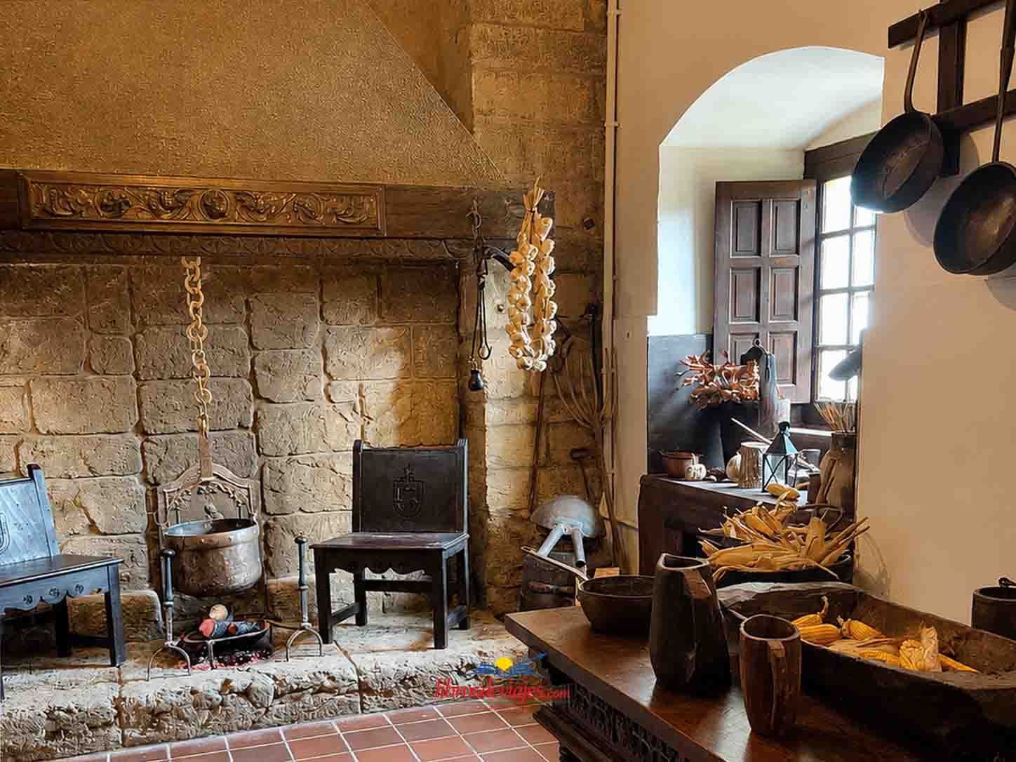 11 lugares que ver en Santillana del Mar Interior del Palacio de los Velarde