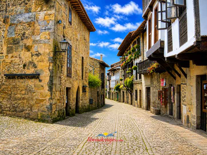 Calles empedradas del casco histórico de Santillana del Mar
