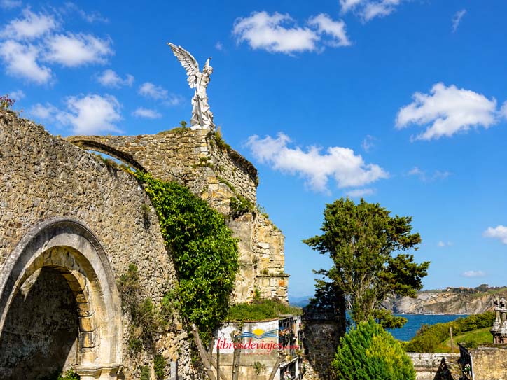 El ángel exterminador, obra de J. Llimona, en el Cementerio de Comillas