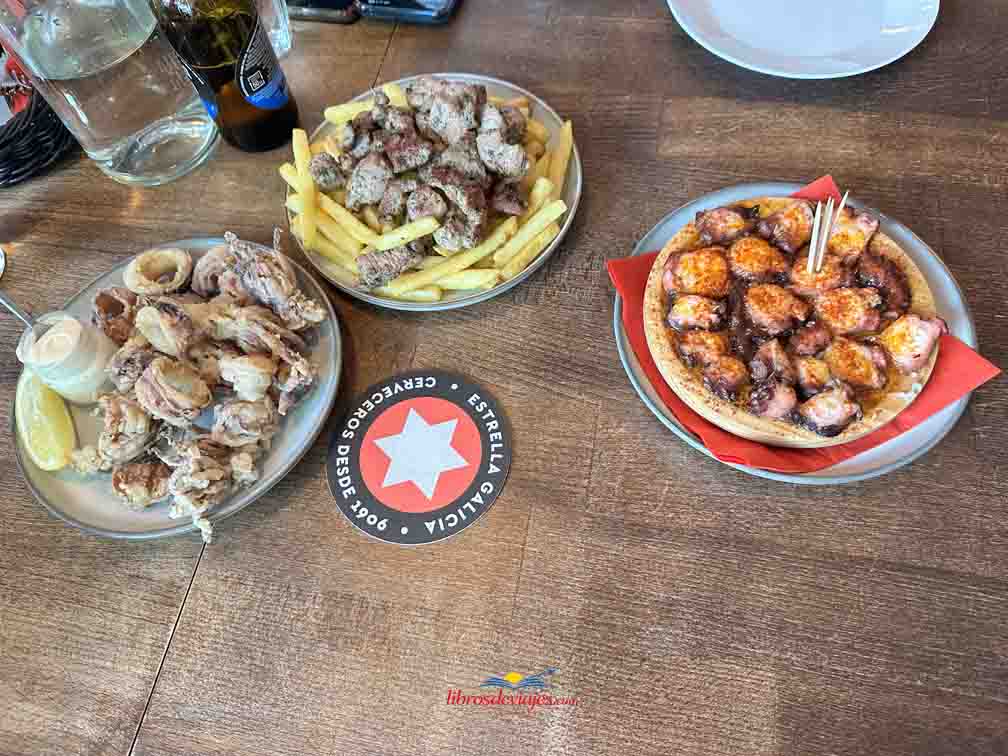 Pulpo á feira, raxo con patatas fritas y chipirones, comida gallega en la Taberna Morriña  de Poznan