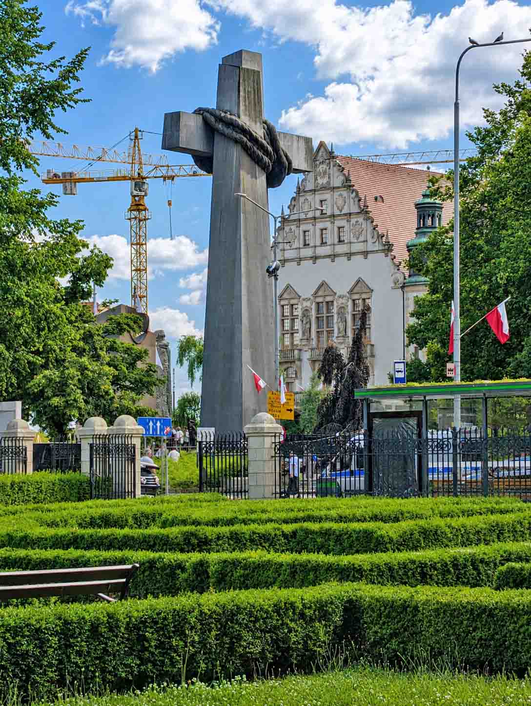 Monumento de las Cruces de Poznan en la Plaza Mickiewicza