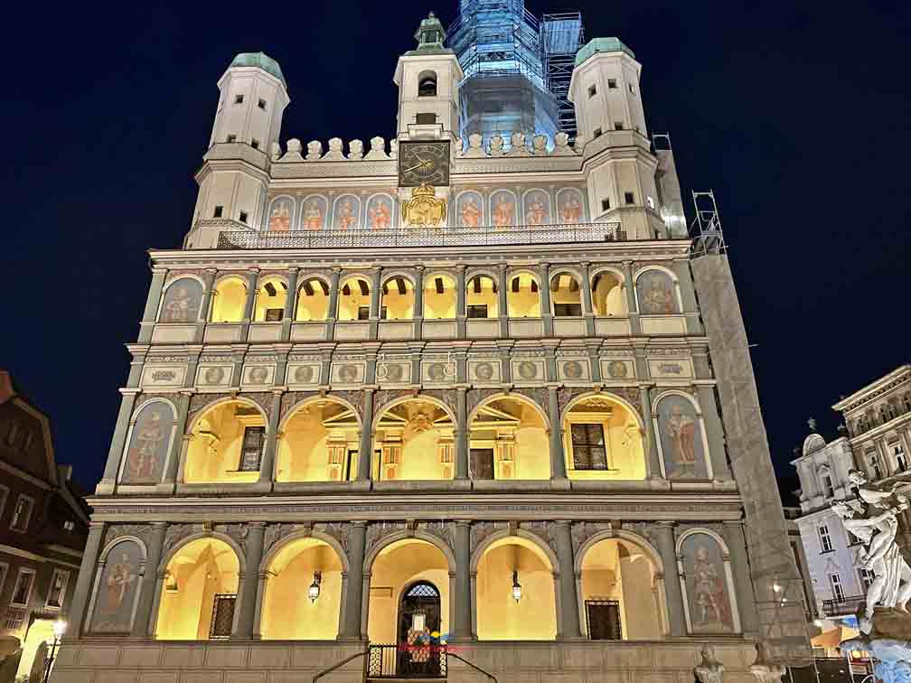 Ayuntamiento renacentista de Poznan en la Plaza del Mercado Viejo