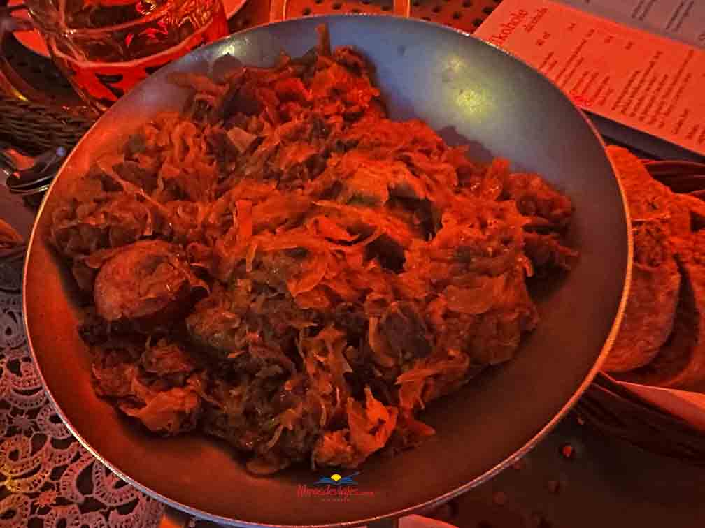 Bigos, estofado tradicional polaco de carne y chucrut