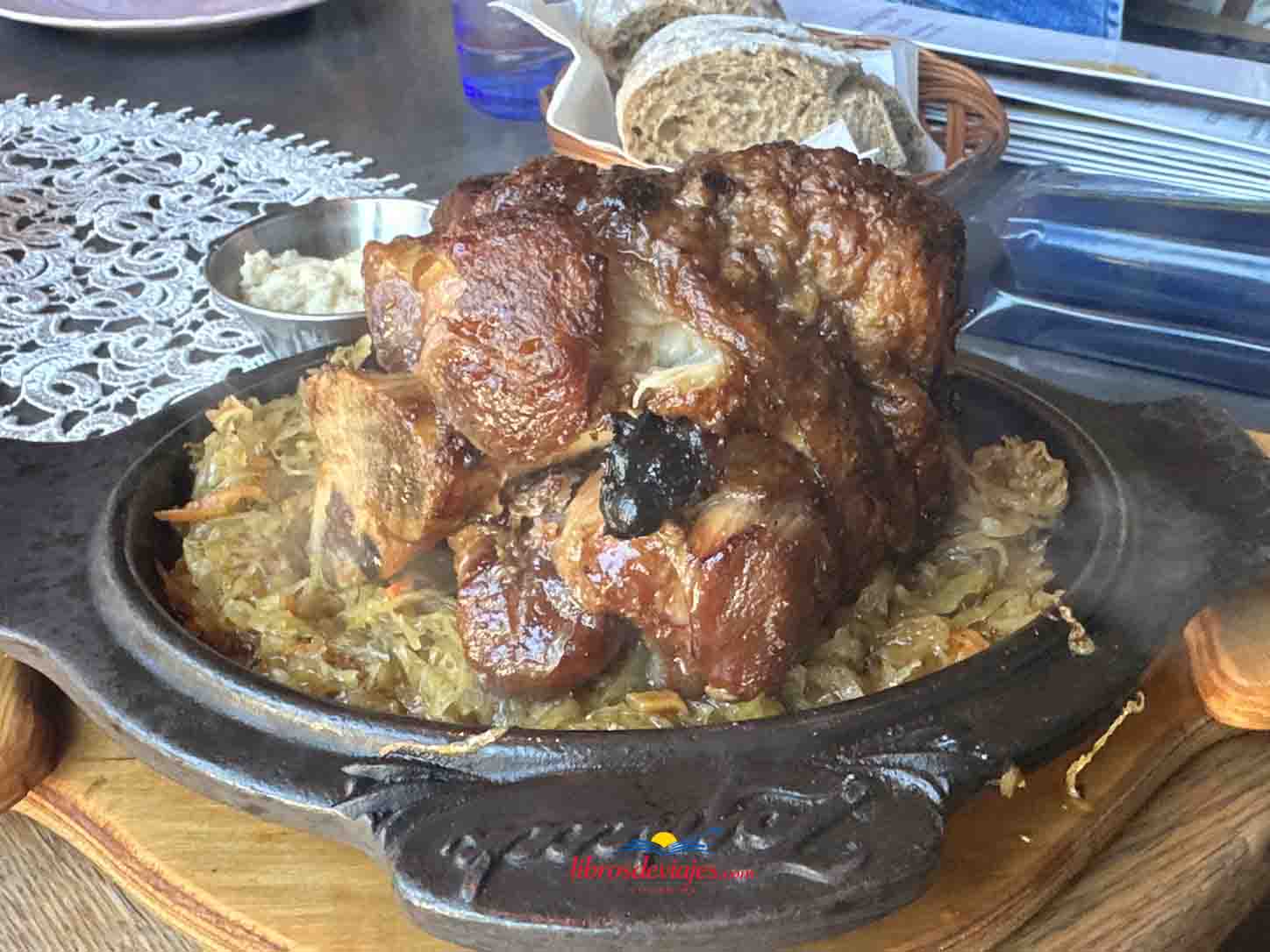 Codillo de cerdo asado servido en un restaurante de Varsovia