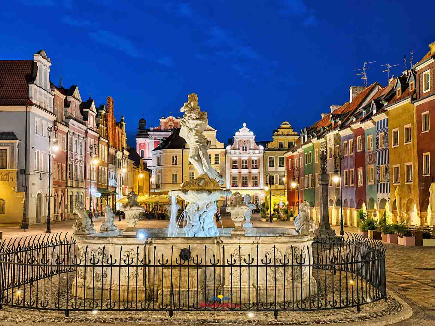 Plaza del Mercado Viejo de Poznan con el Ayuntamiento y las casas de colores