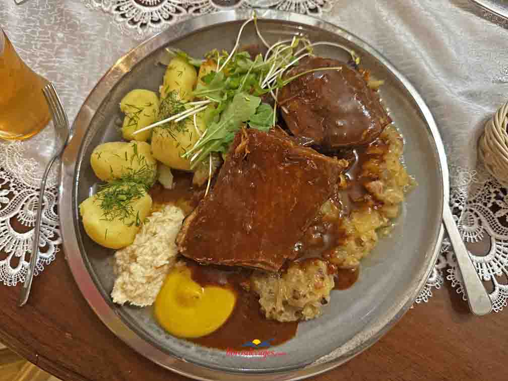 Plato de costilla asada en el U Babci Maliny