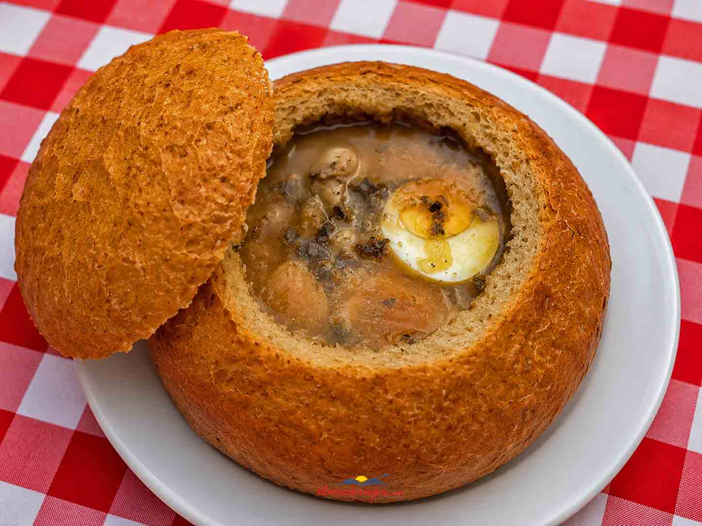 Sopa polaca zurek servida dentro de un pan redondo