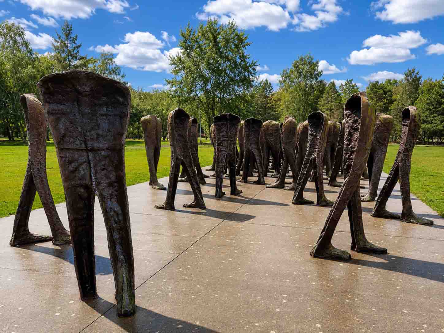 Escultura Los No Reconocidos en el Parque de la Ciudadela de Poznan