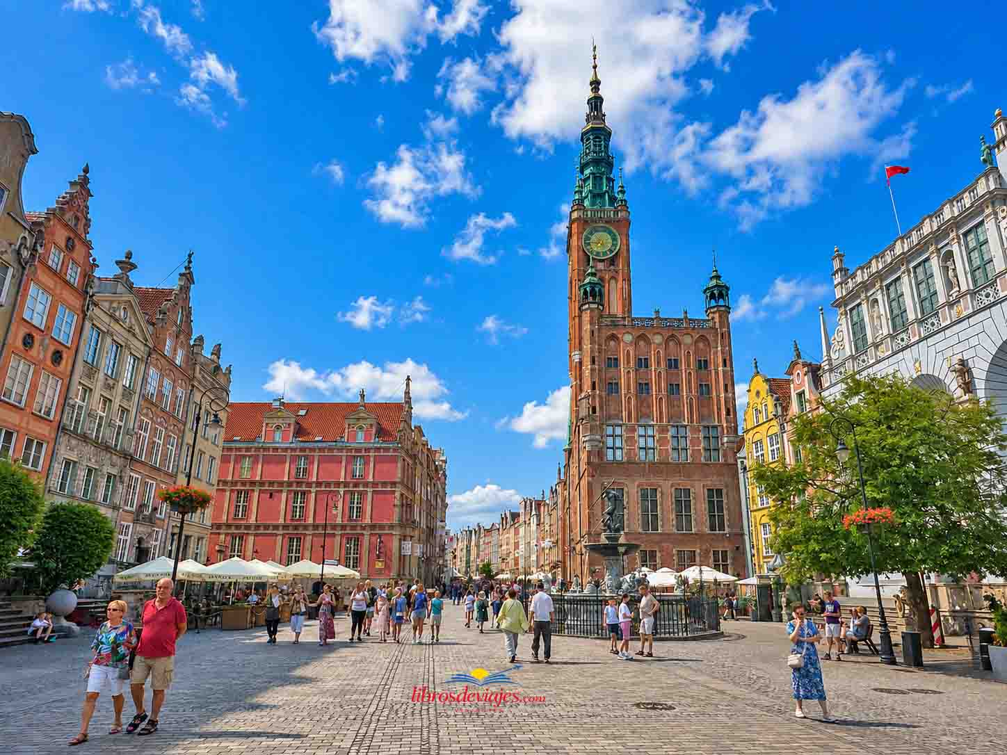 Długi Targ (Mercado Largo), la plaza principal del casco histórico de Gdansk, mirando hacia el Ayuntamiento Principal (Ratusz Głównego Miasta)