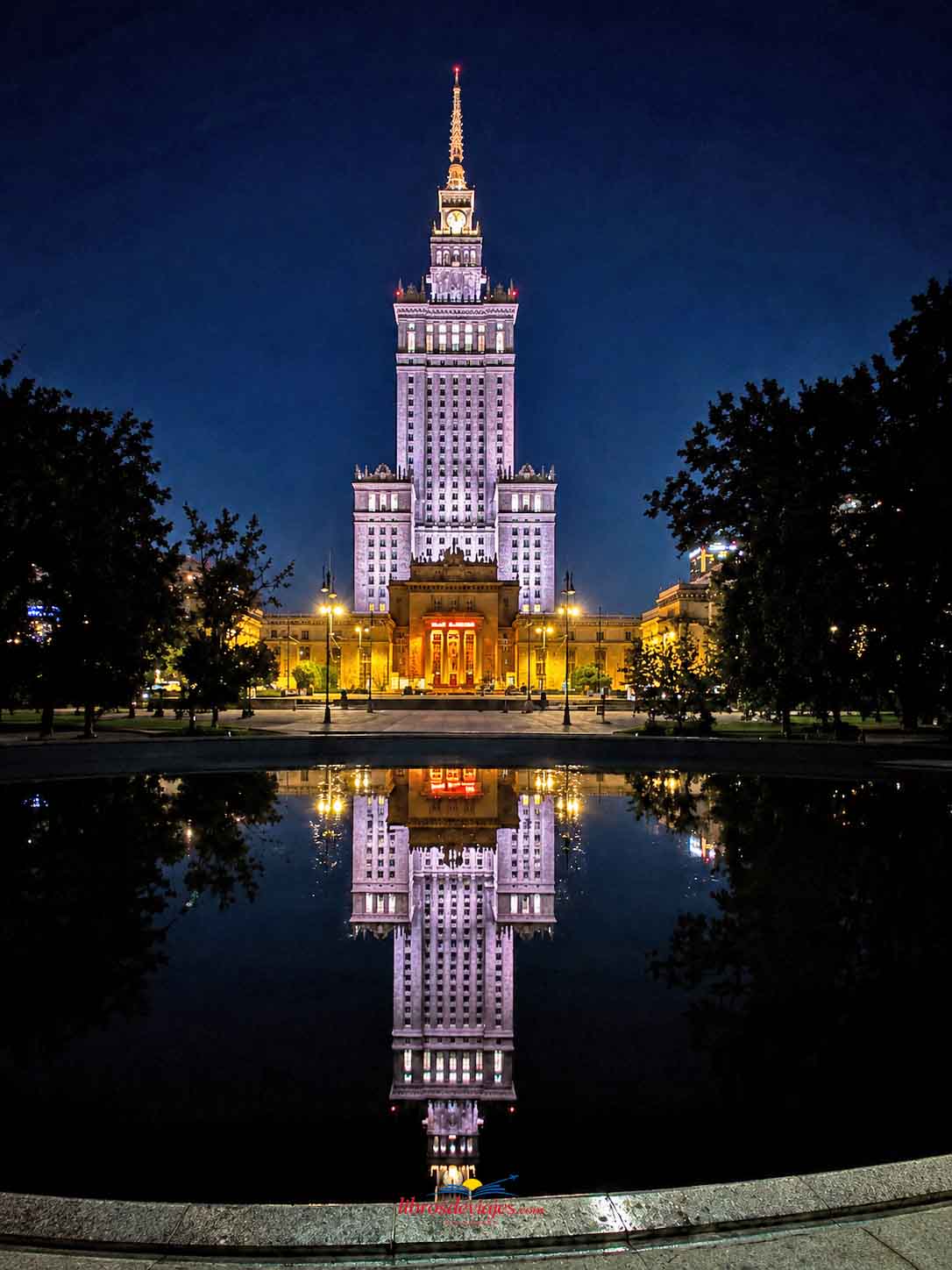Ruta por Polonia en 14 días Palacio de la Cultura en Varsovia