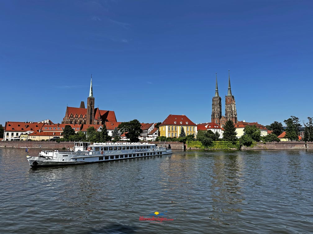 Vistas de Ostrów Tumski y la Catedral de Wroclaw desde el bulevar Xawerego Dunikowskiego junto al río Oder