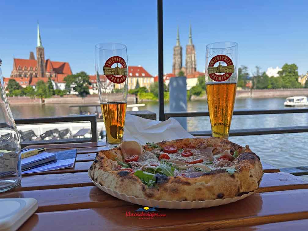 Pizza y dos cervezas junto al río Oder con vistas a la Catedral y Ostrów Tumski en Wroclaw